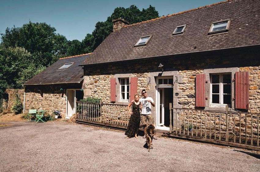 Saskia Gaulke mit Mann und Hund vor dem neuen Haus in der Bretagne.