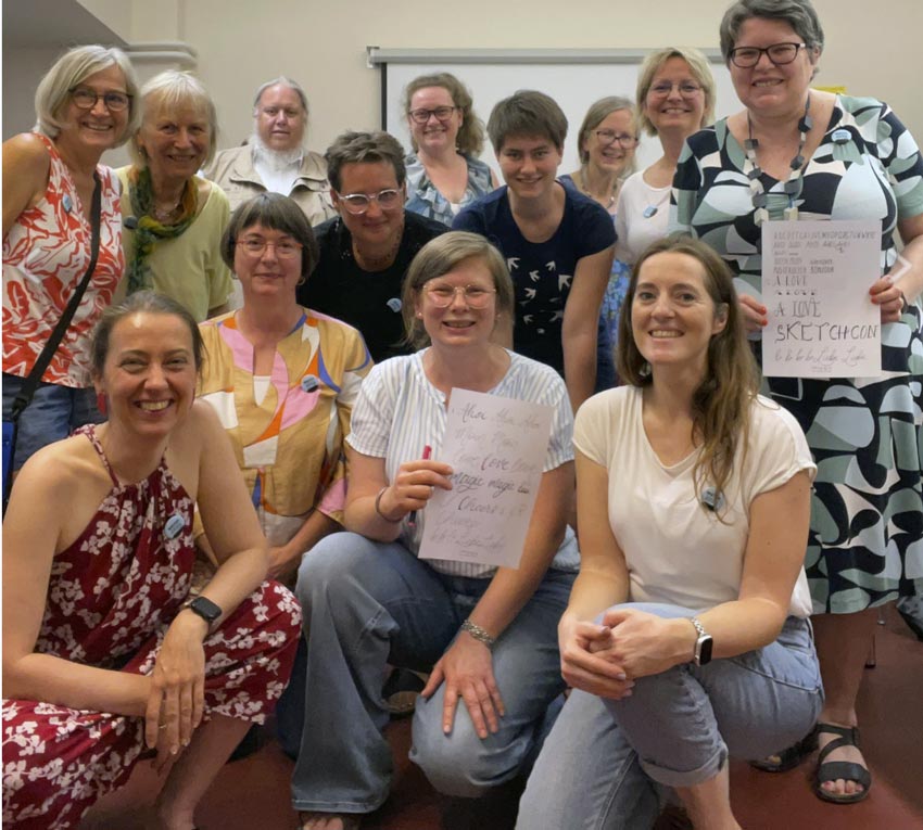 Gruppenfoto nach erfolgreichem Handlettering-Workshop auf der Sketchen 2025 (Foto: privat)