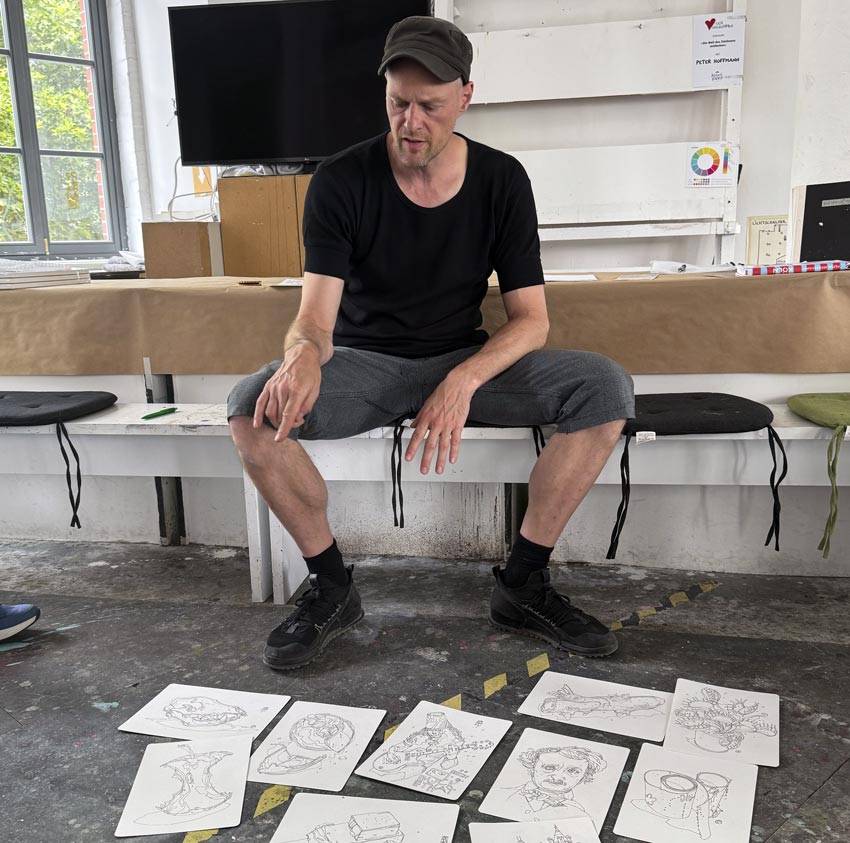 Kursleiter Peter Hoffmann unterrichtet "Zeichnen" und ich höre gebannt zu. (Foto: Roberta Bergmann)