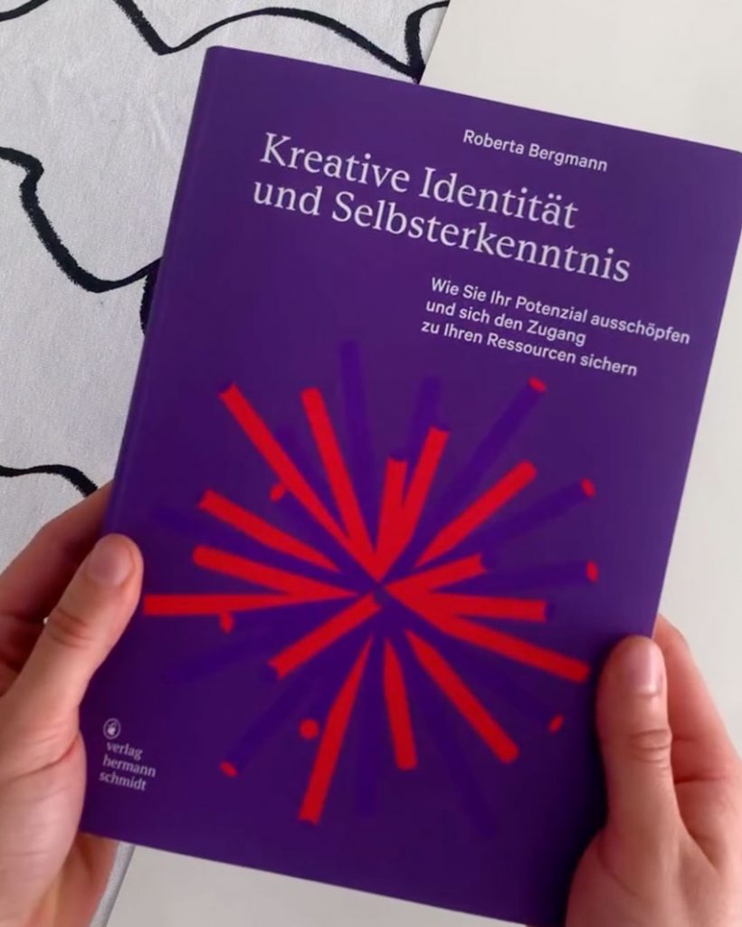 Auch Roberta hat ein schönes Buch beim Verlag Hermann Schmidt in Mainz verlegen können: "Kreative Identität und Selbsterkenntnis" kann man direkt bei Roberta im Shop mit Widmung kaufen. (Foto: Instagram)