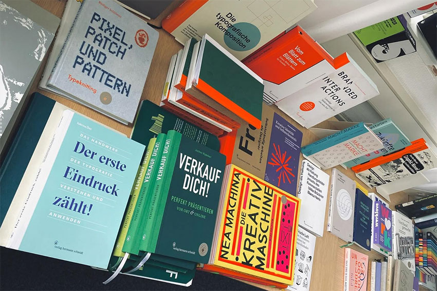 Büchertisch im Verlag mit einer kleinen Auswahl an aktuellen Veröffentlichungen. (Foto: Instagram)