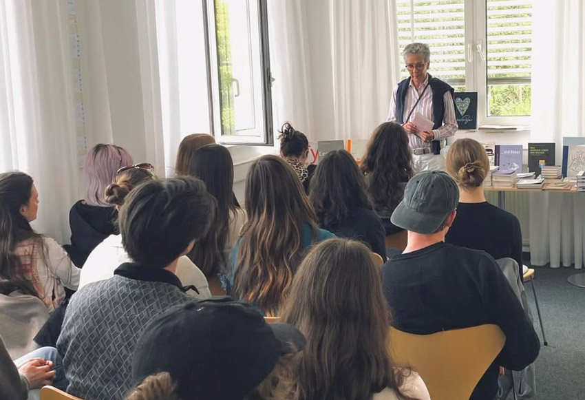 Karin Schmidt-Friderichs in ihrem Verlag Hermann Schmidt vor Studierenden