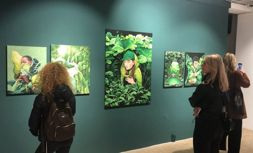 Ausstellungsansicht mit Arbeiten von Moki