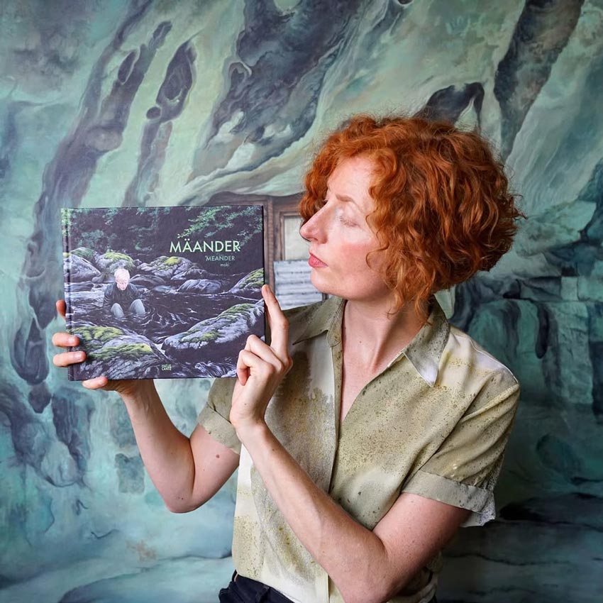 Moki mit ihrem Buch "Mäander". (Foto: privat)