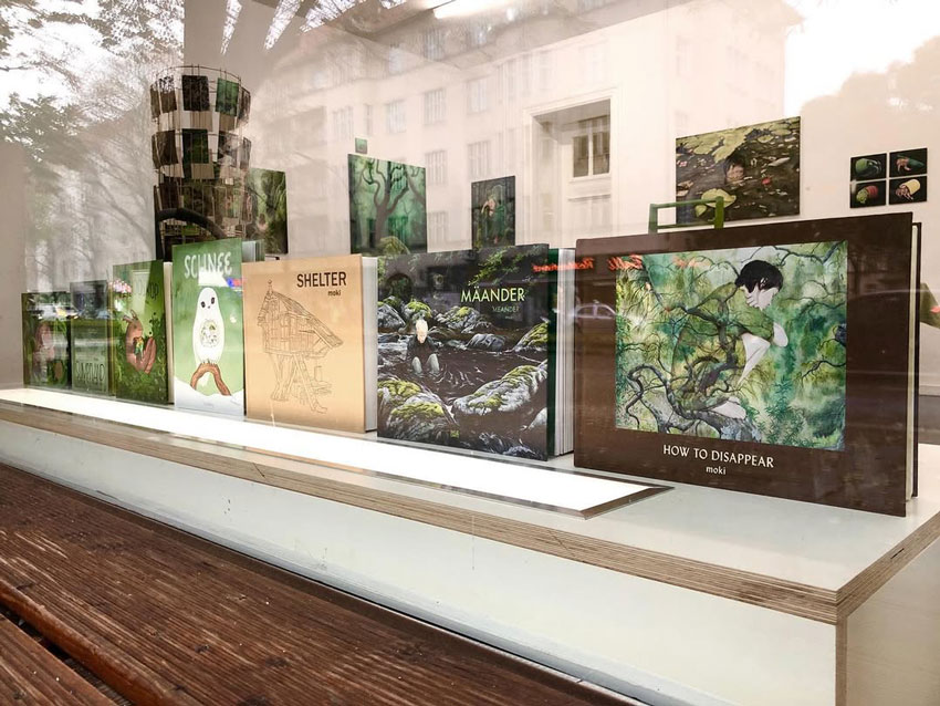 Schaufenster-Einblick mit Arbeiten von Moki. (Foto: Moki)