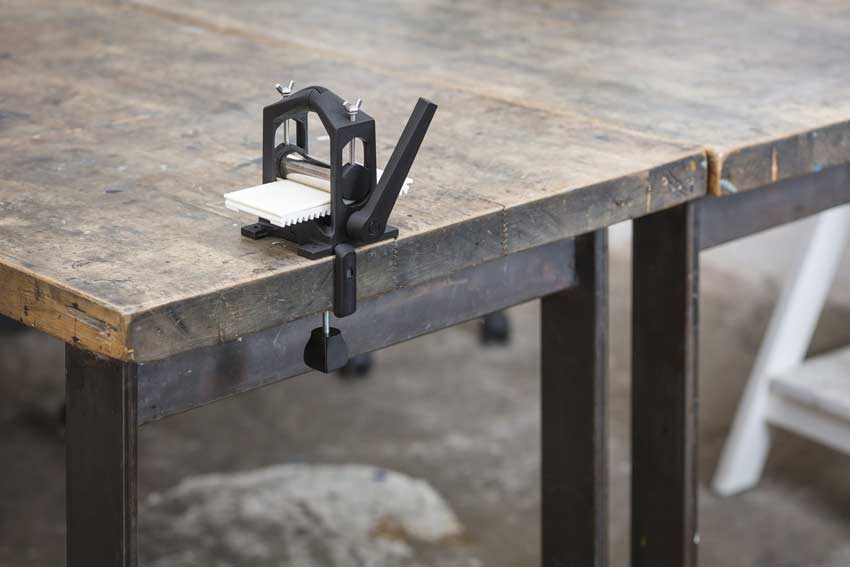 Die 3D-gedruckte Druckpresse kann an einem Tisch befestigt werden und macht Techniken wie Kaltnadelradierung, Radierung, Gravur, Collagraphie, Linolschnitt und Holzschnitt zugänglicher. (Foto: © Open Press Project)