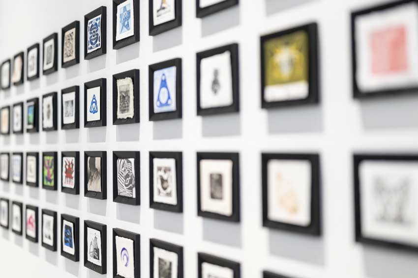 "Open Print Exchange"-Nahaufnahme zur Ausstellung zum offenen Wettbewerb im Kunstmuseum Bonn 2021/22 (Foto: © Open Press Project)