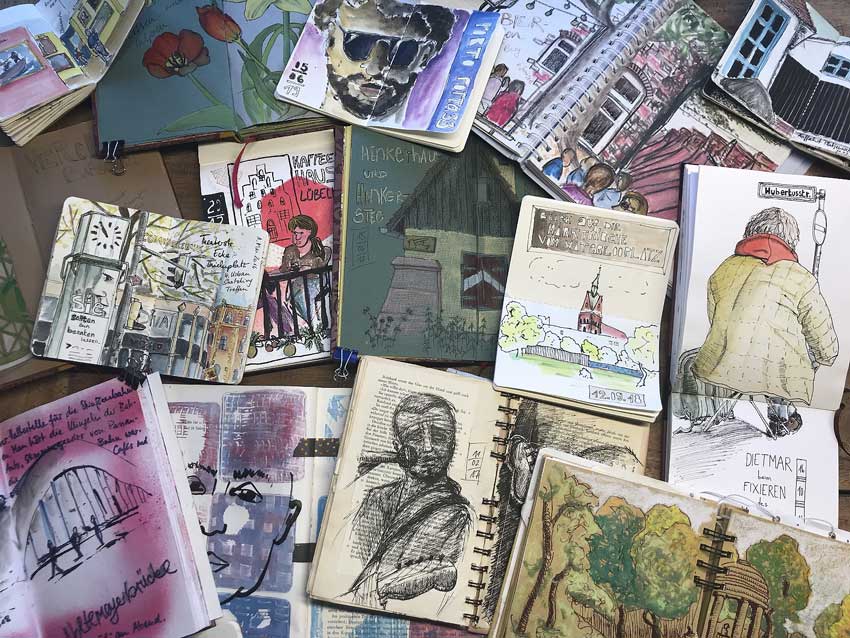 Solveig Börnsen zeigt einen Einblick in ihre Skizzenbücher