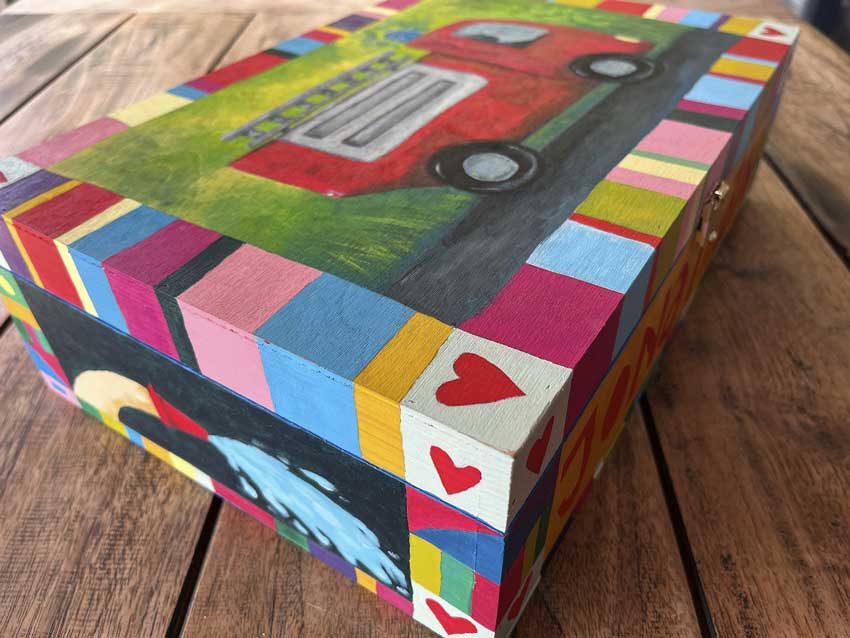 Spielzeugkiste, bemalt von Solveig Börnsen